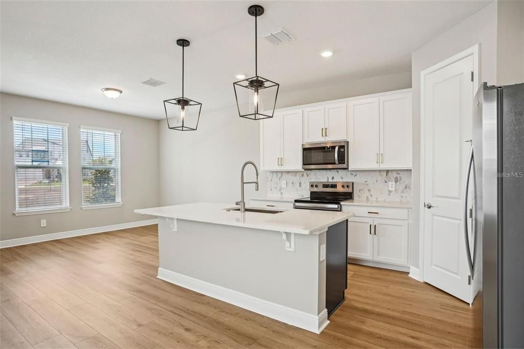 合同活跃: $3,100 (4 贝兹, 2 浴室, 2011 平方英尺)