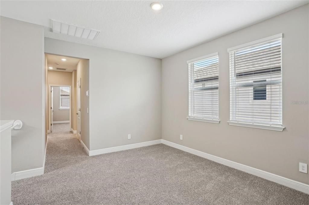 合同活跃: $3,100 (4 贝兹, 2 浴室, 2011 平方英尺)