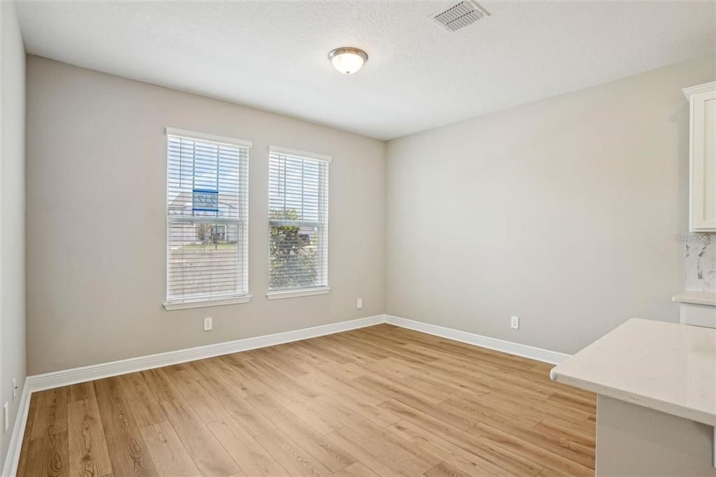 合同活跃: $3,100 (4 贝兹, 2 浴室, 2011 平方英尺)