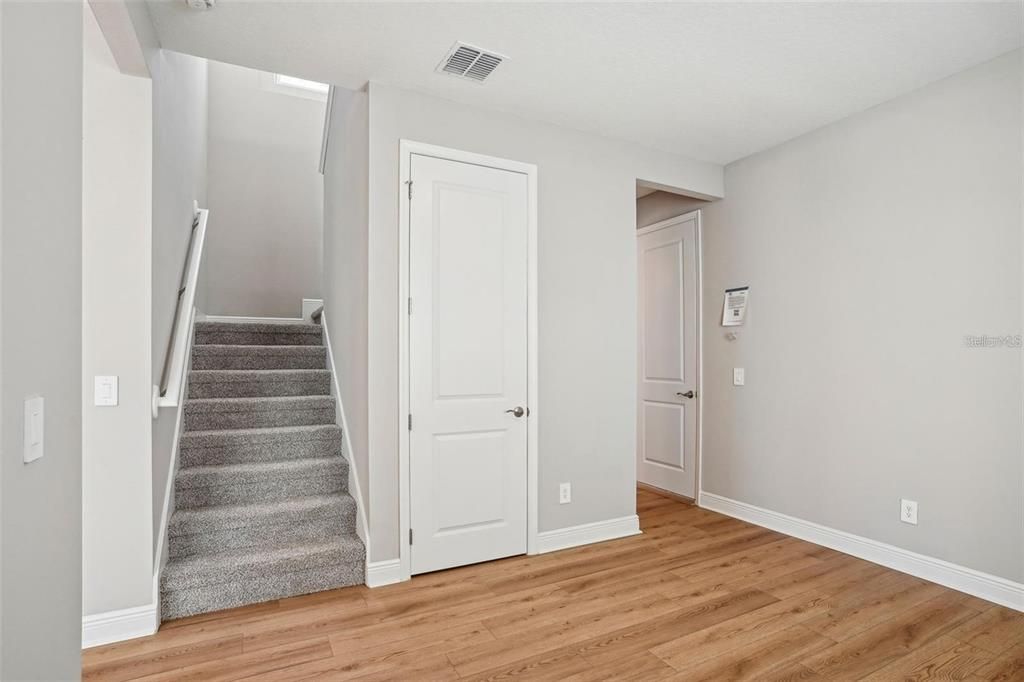 合同活跃: $3,100 (4 贝兹, 2 浴室, 2011 平方英尺)