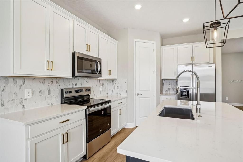 合同活跃: $3,100 (4 贝兹, 2 浴室, 2011 平方英尺)