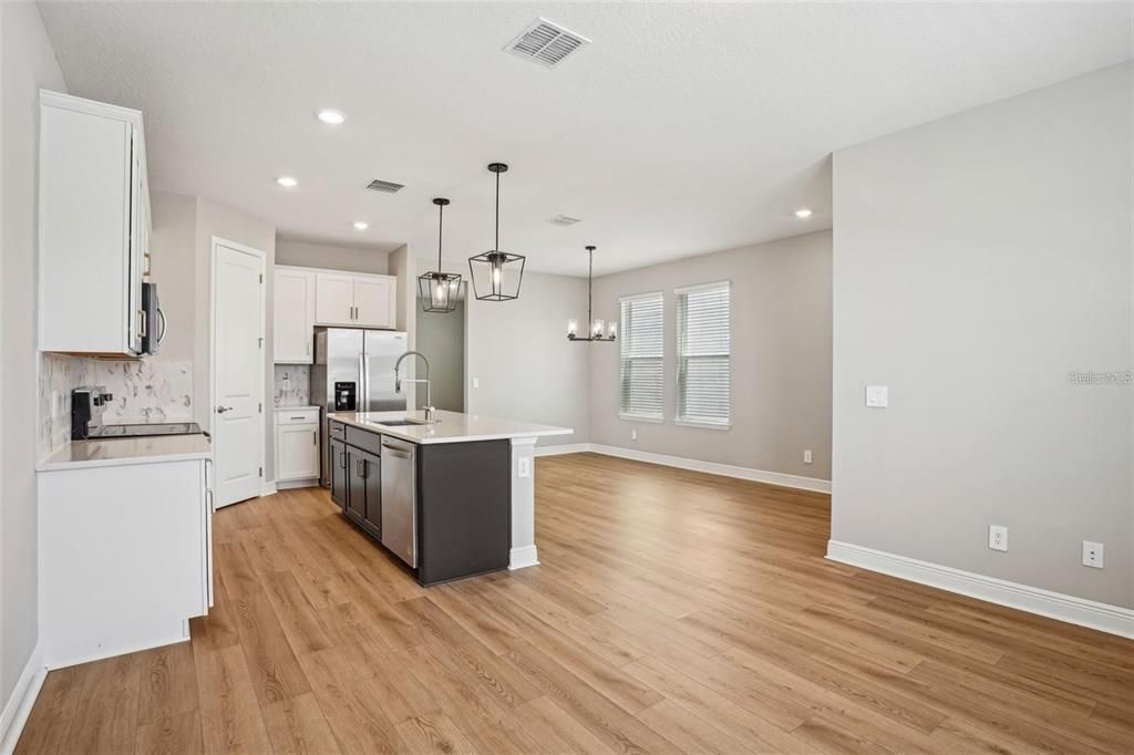 合同活跃: $3,100 (4 贝兹, 2 浴室, 2011 平方英尺)