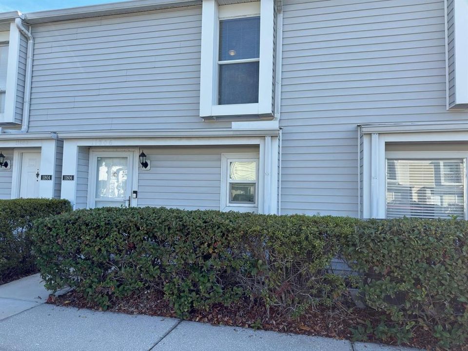 Active With Contract: $1,650 (2 beds, 1 baths, 960 Square Feet)