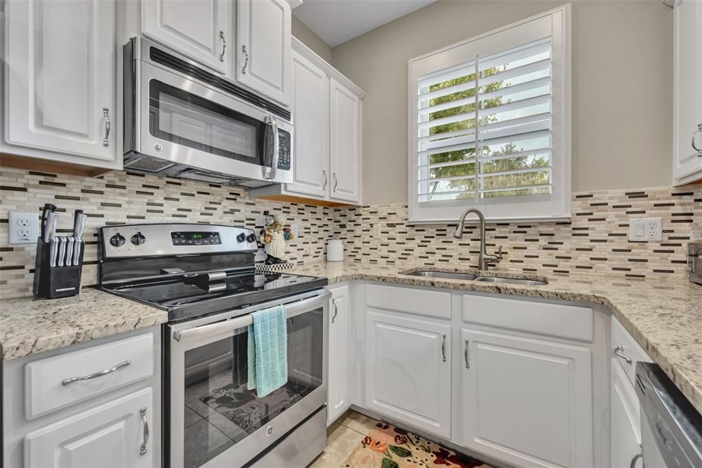 Activo con contrato: $240,000 (3 camas, 2 baños, 1288 Pies cuadrados)