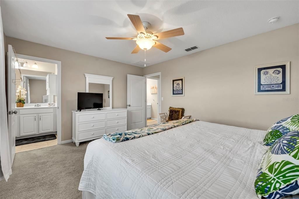 Activo con contrato: $240,000 (3 camas, 2 baños, 1288 Pies cuadrados)