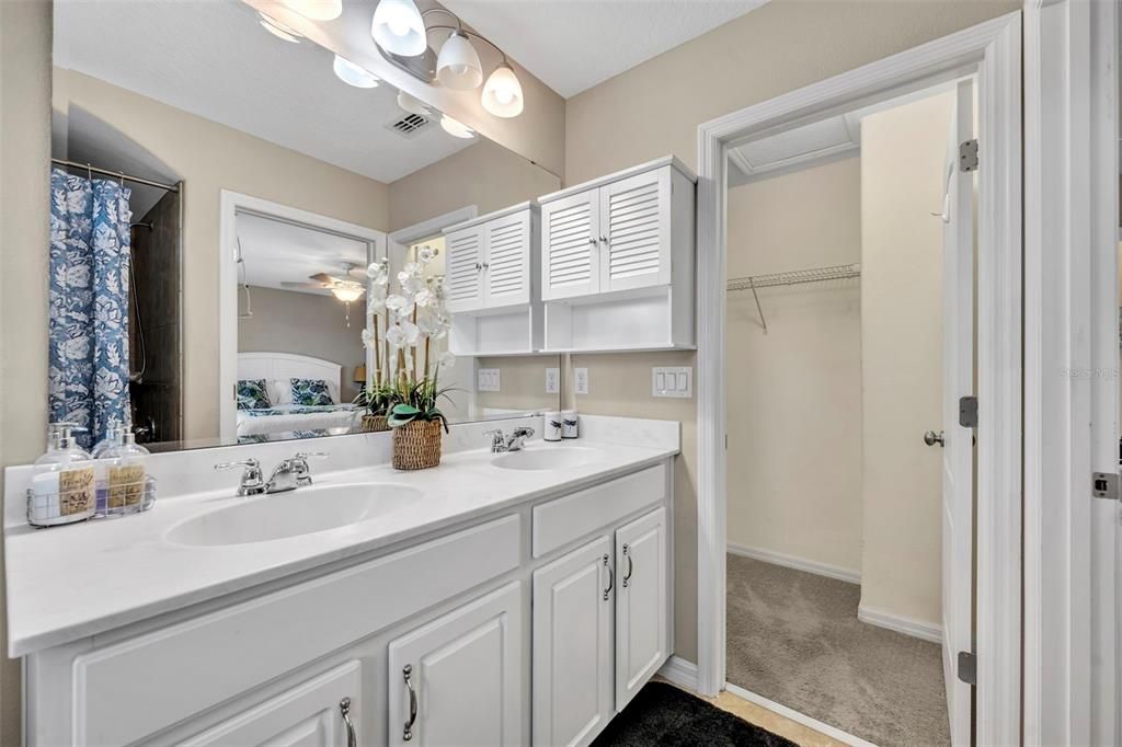 Activo con contrato: $240,000 (3 camas, 2 baños, 1288 Pies cuadrados)