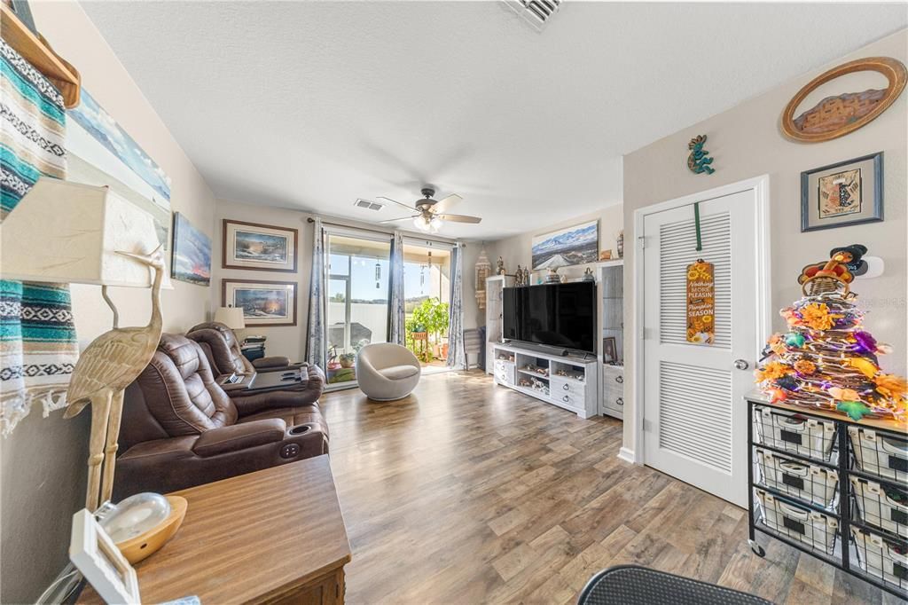 For Sale: $174,900 (2 beds, 2 baths, 1161 Square Feet)