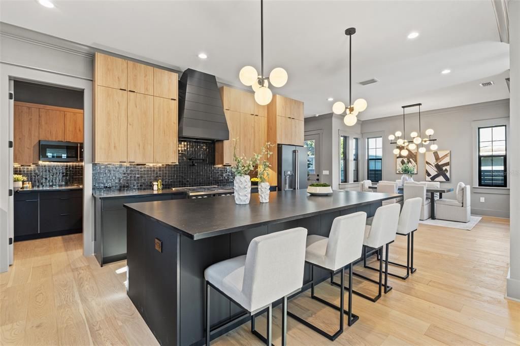 出租: $14,500 (5 贝兹, 5 浴室, 4149 平方英尺)