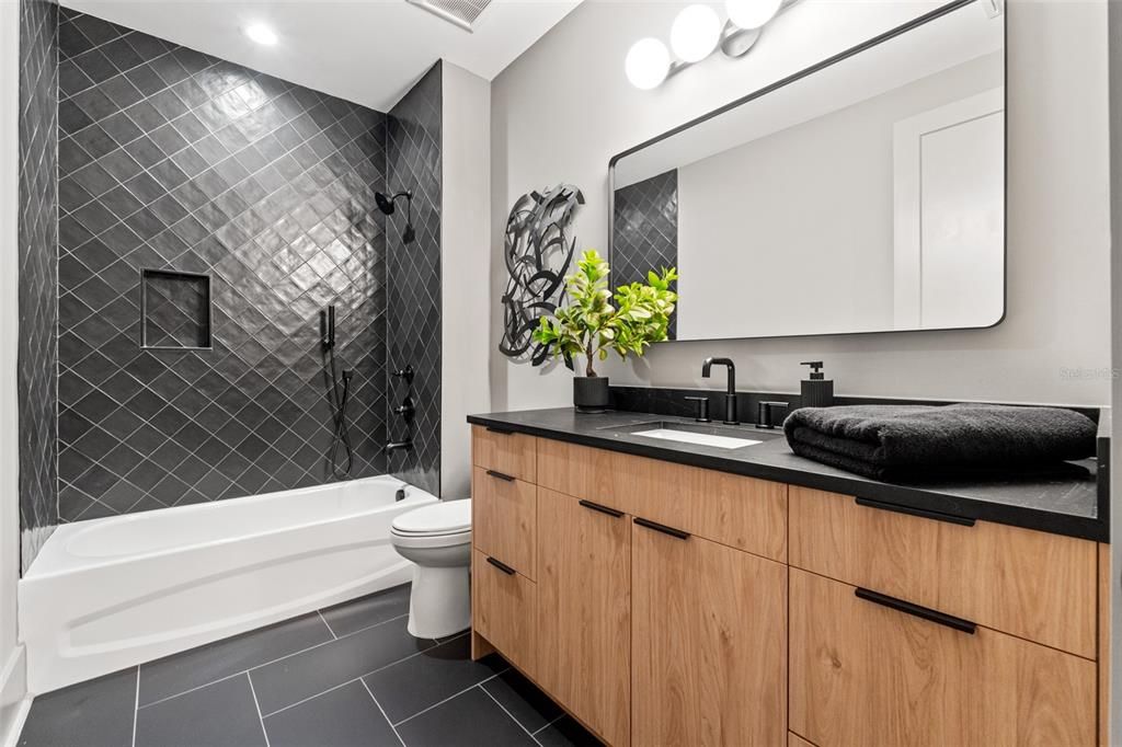 出租: $14,500 (5 贝兹, 5 浴室, 4149 平方英尺)