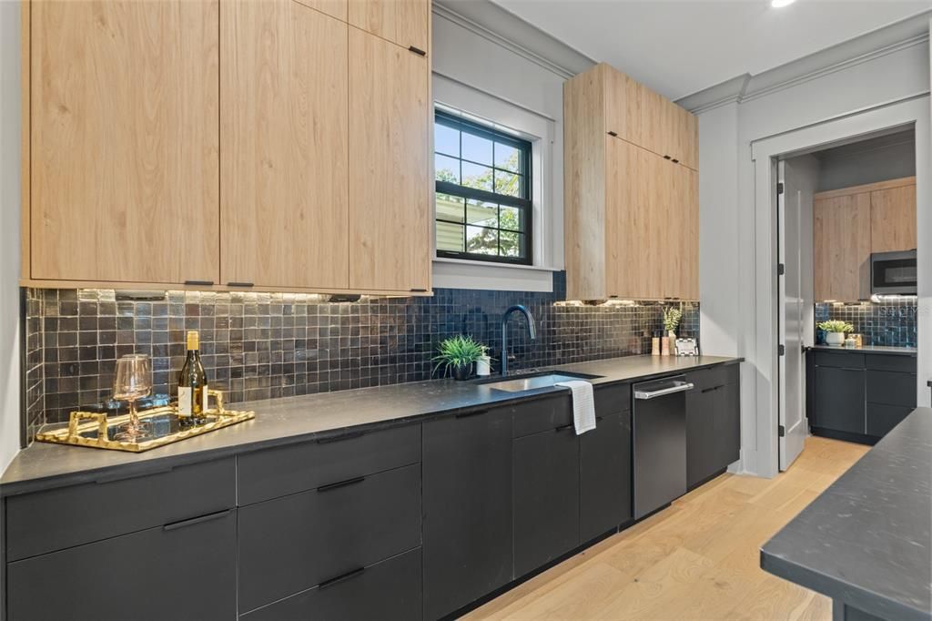 出租: $14,500 (5 贝兹, 5 浴室, 4149 平方英尺)