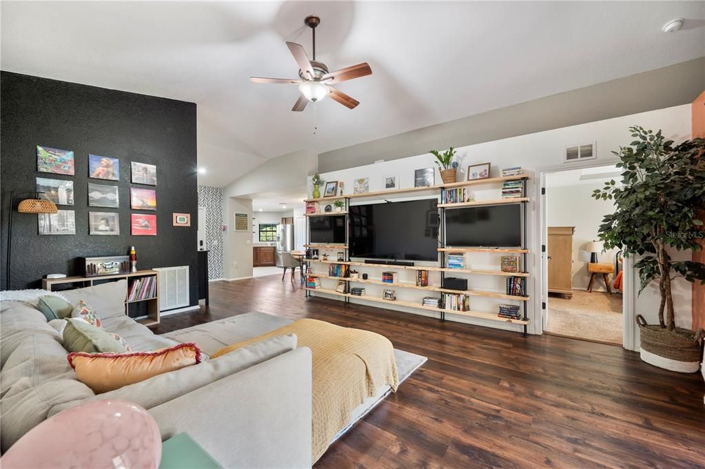 Active With Contract: $347,900 (3 beds, 2 baths, 1430 Square Feet)