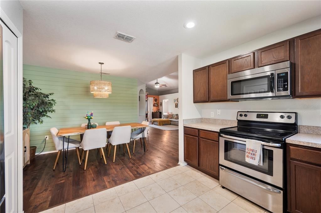 Active With Contract: $347,900 (3 beds, 2 baths, 1430 Square Feet)