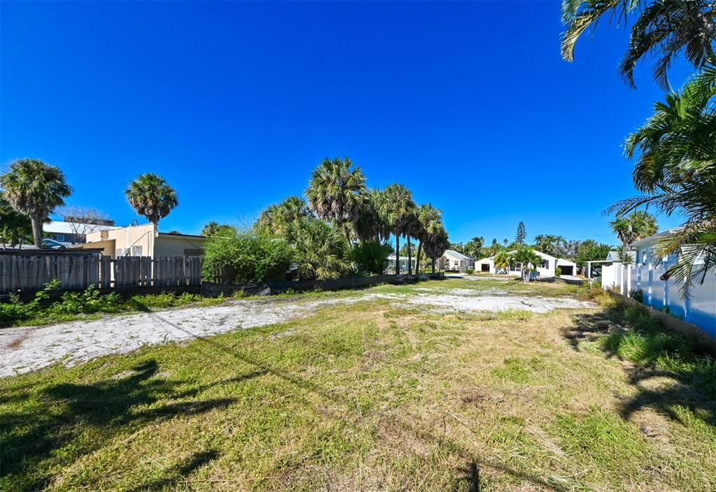 待售: $350,000 (0.11 acres)