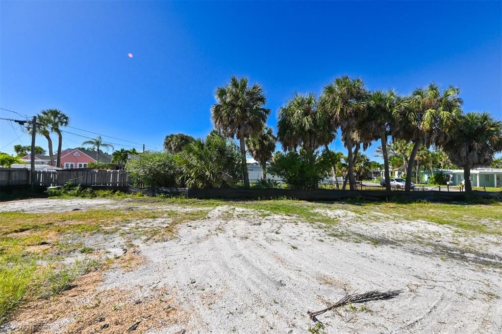 待售: $350,000 (0.11 acres)