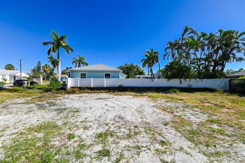 待售: $350,000 (0.11 acres)