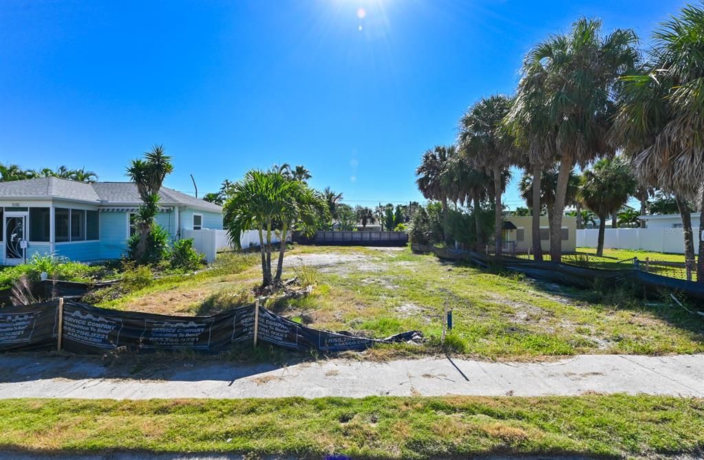 待售: $350,000 (0.11 acres)