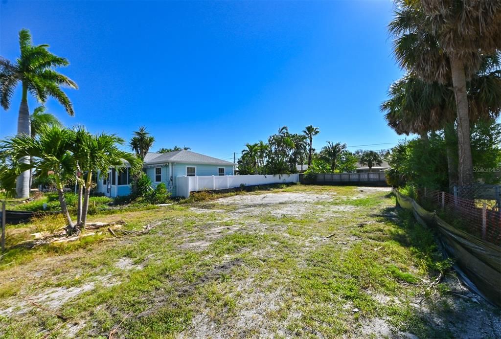 待售: $350,000 (0.11 acres)