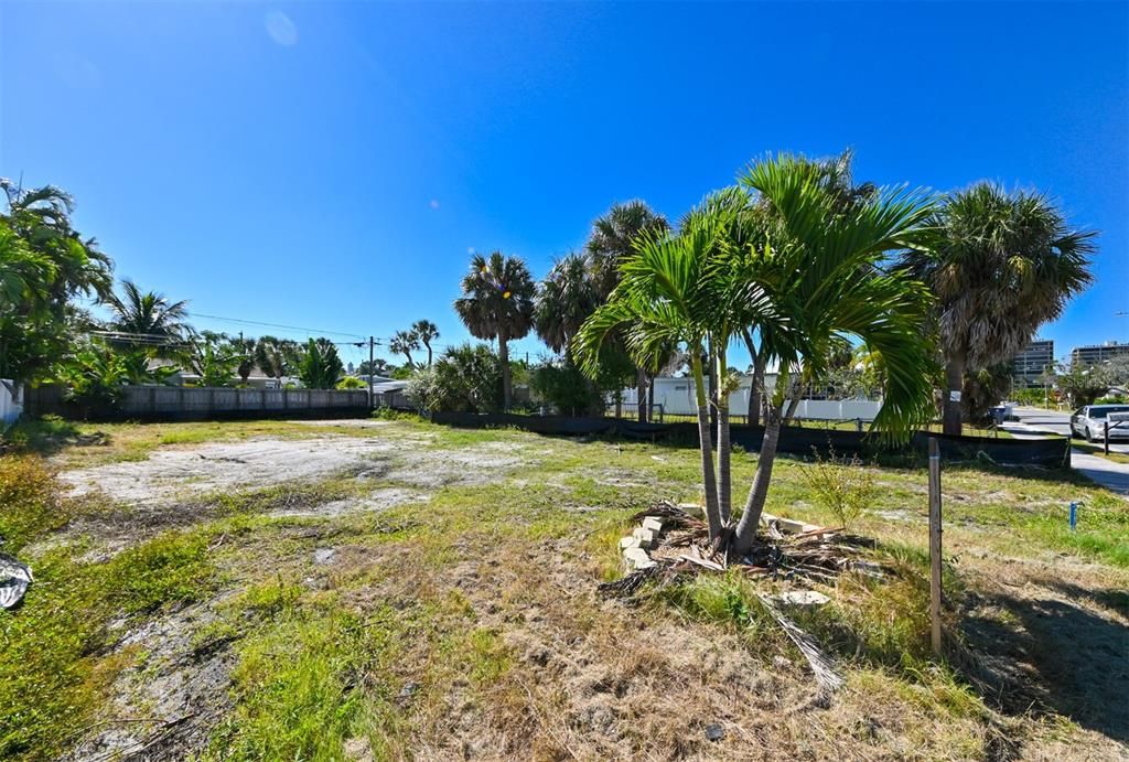 待售: $350,000 (0.11 acres)