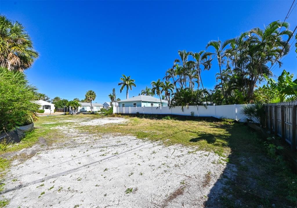 待售: $350,000 (0.11 acres)