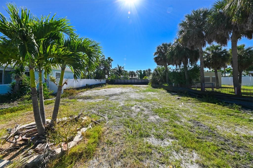 待售: $350,000 (0.11 acres)