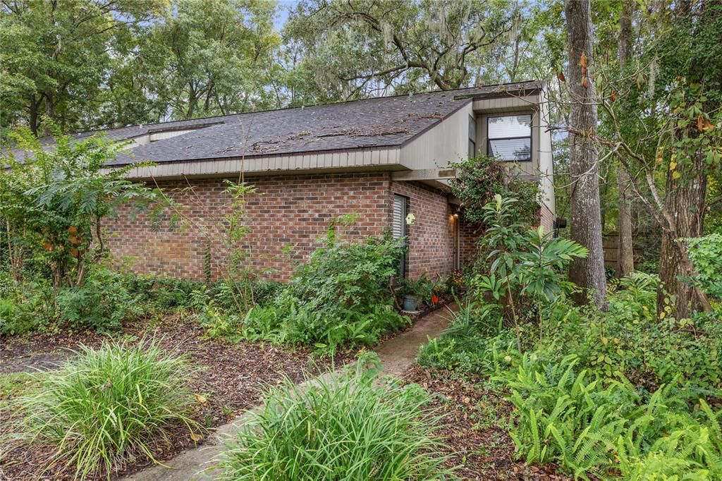 Active With Contract: $215,000 (2 beds, 2 baths, 1225 Square Feet)