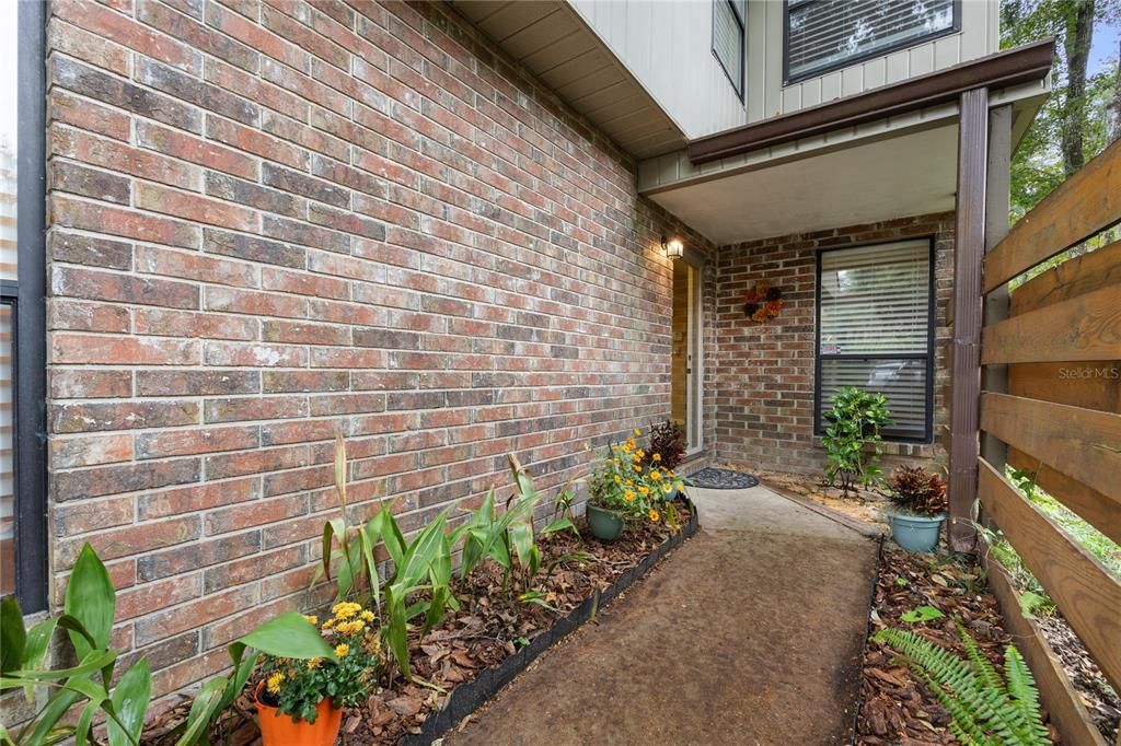 Active With Contract: $215,000 (2 beds, 2 baths, 1225 Square Feet)