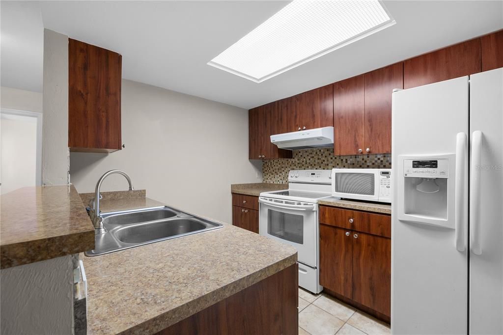 Active With Contract: $215,000 (2 beds, 2 baths, 1225 Square Feet)