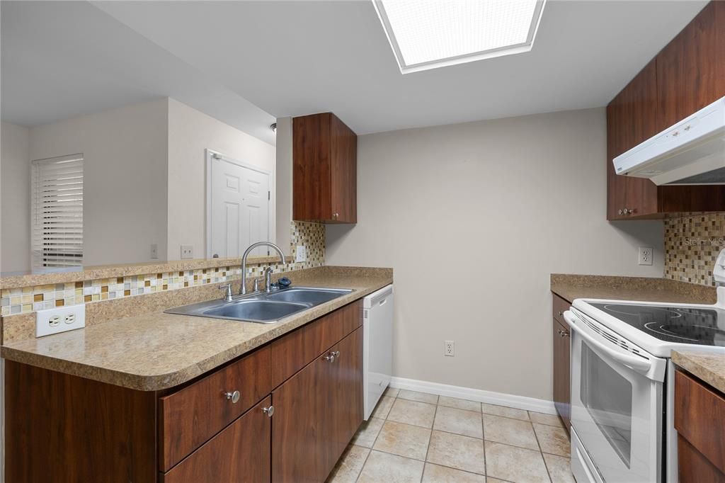 Active With Contract: $215,000 (2 beds, 2 baths, 1225 Square Feet)