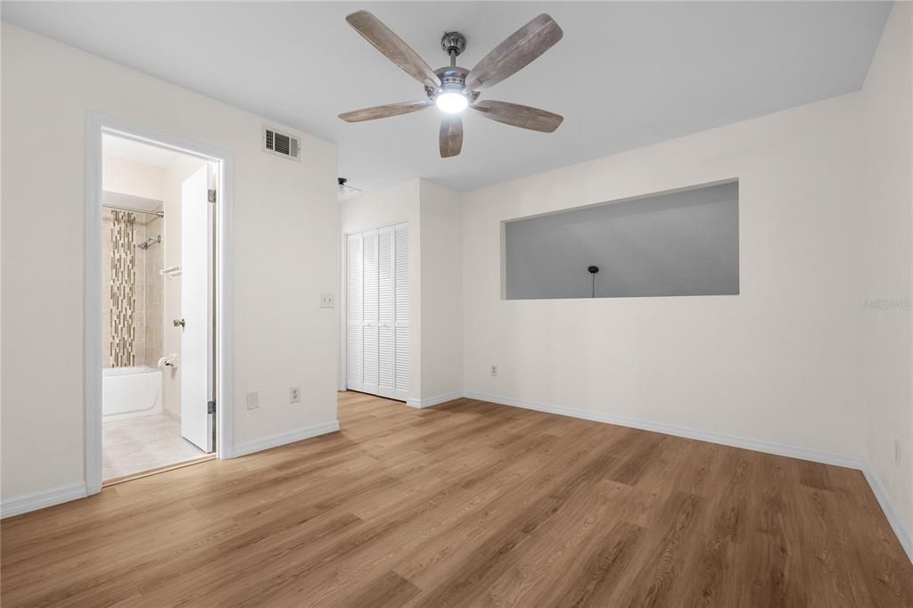 Active With Contract: $215,000 (2 beds, 2 baths, 1225 Square Feet)