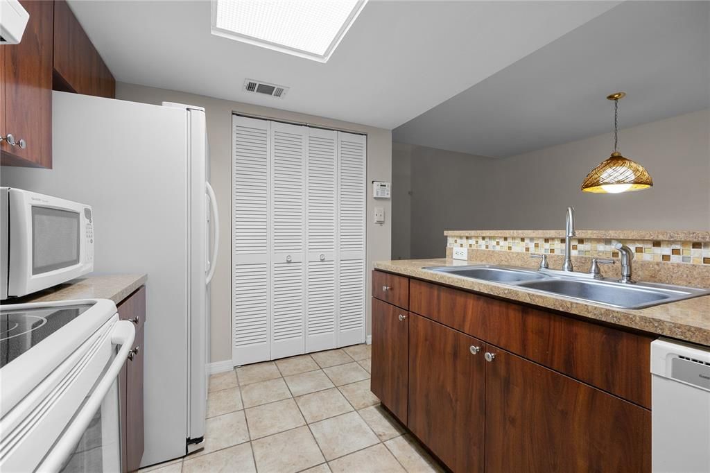 Active With Contract: $215,000 (2 beds, 2 baths, 1225 Square Feet)