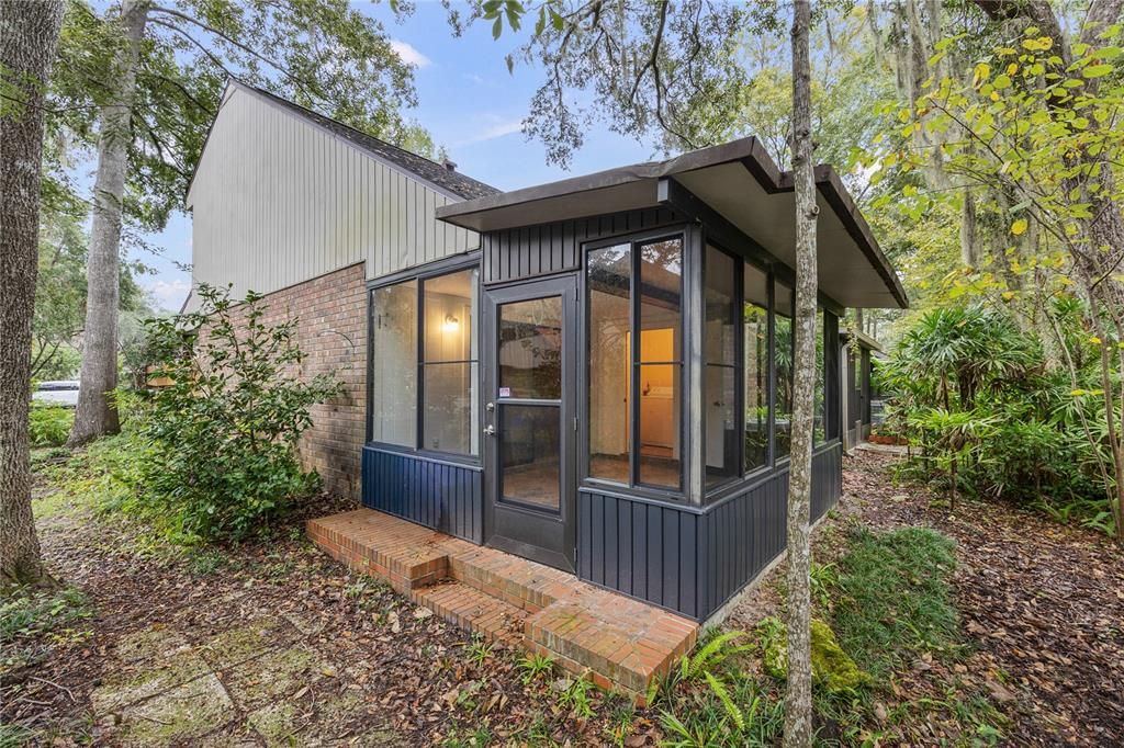 Active With Contract: $215,000 (2 beds, 2 baths, 1225 Square Feet)