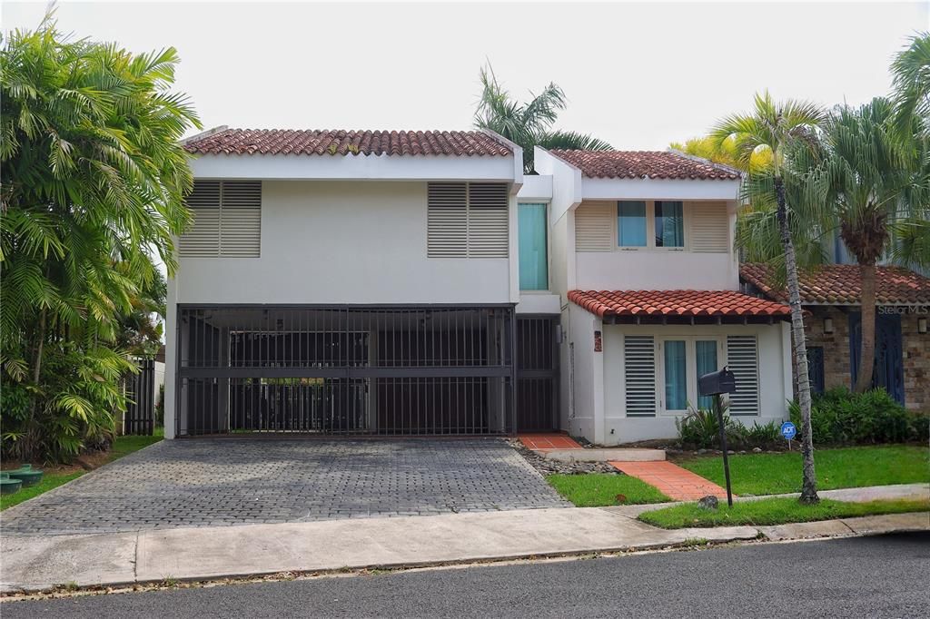 En Venta: $975,000 (4 camas, 4 baños, 2500 Pies cuadrados)