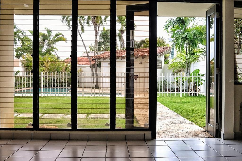 En Venta: $975,000 (4 camas, 4 baños, 2500 Pies cuadrados)