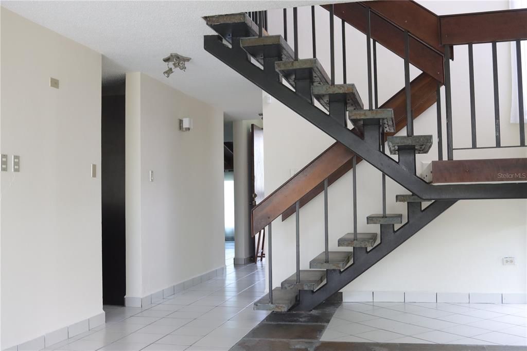 En Venta: $975,000 (4 camas, 4 baños, 2500 Pies cuadrados)