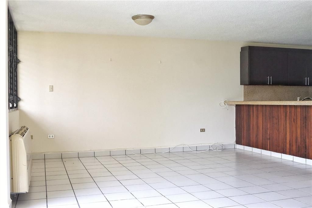 En Venta: $975,000 (4 camas, 4 baños, 2500 Pies cuadrados)