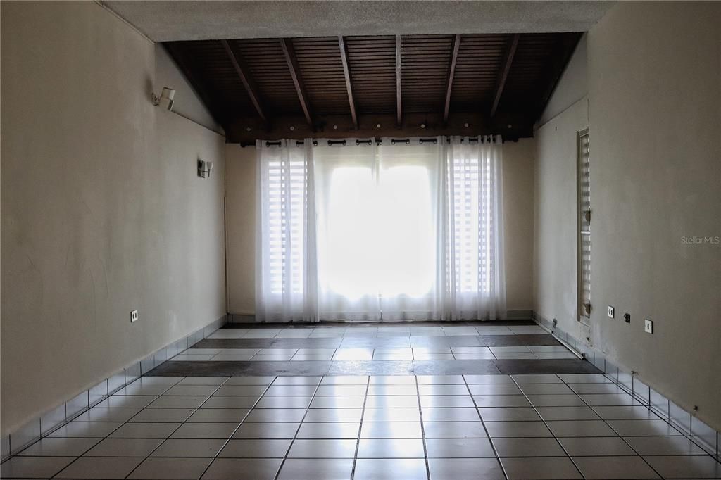 En Venta: $975,000 (4 camas, 4 baños, 2500 Pies cuadrados)