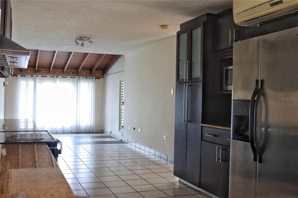 En Venta: $975,000 (4 camas, 4 baños, 2500 Pies cuadrados)