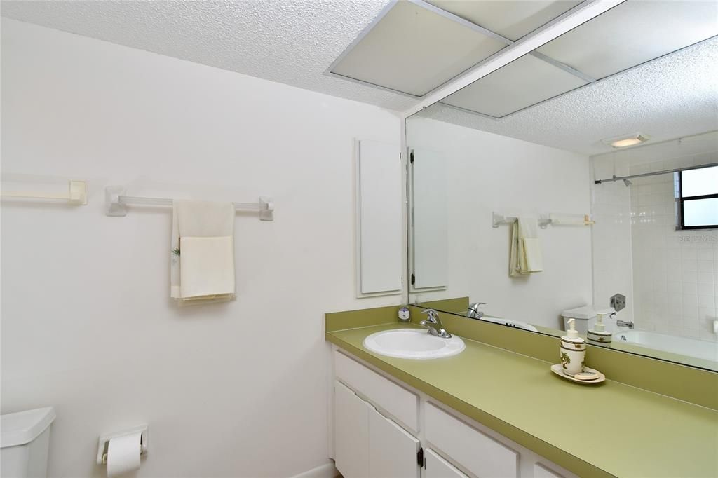 Под контрактом: $179,000 (2 спален, 2 ванн, 1177 Квадратных фут)