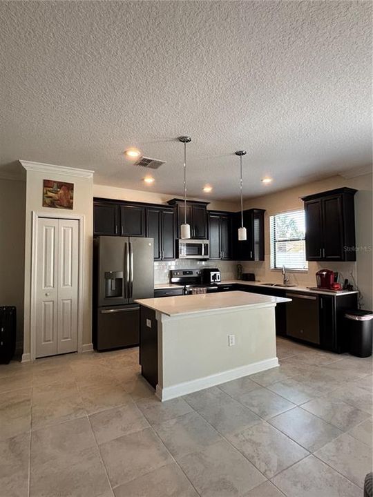 For Rent: $2,250 (3 beds, 2 baths, 1912 Square Feet)