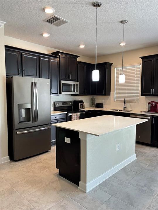 For Rent: $2,250 (3 beds, 2 baths, 1912 Square Feet)