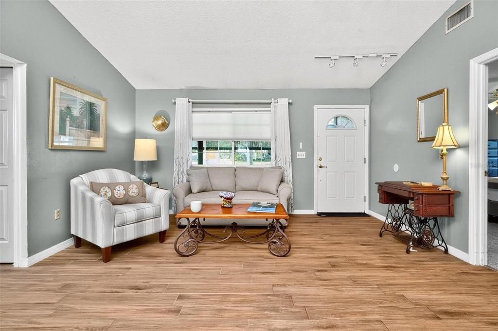 For Sale: $294,900 (3 beds, 2 baths, 1362 Square Feet)