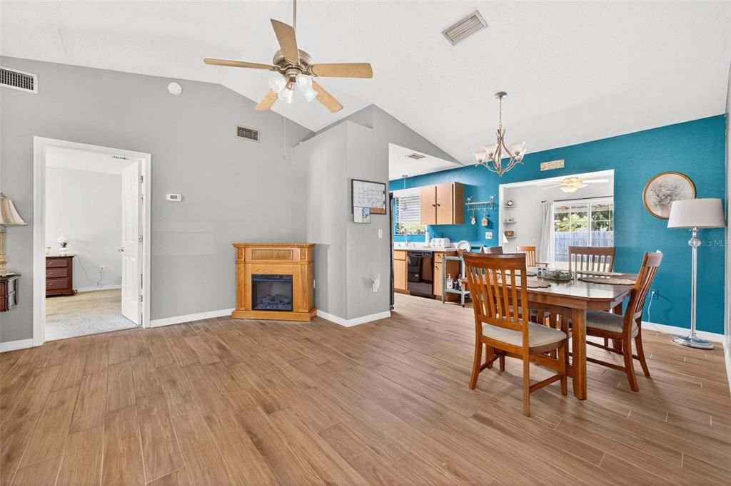 For Sale: $294,900 (3 beds, 2 baths, 1362 Square Feet)