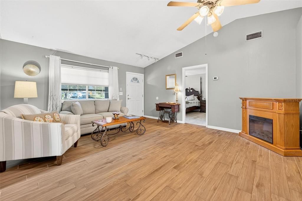 For Sale: $294,900 (3 beds, 2 baths, 1362 Square Feet)