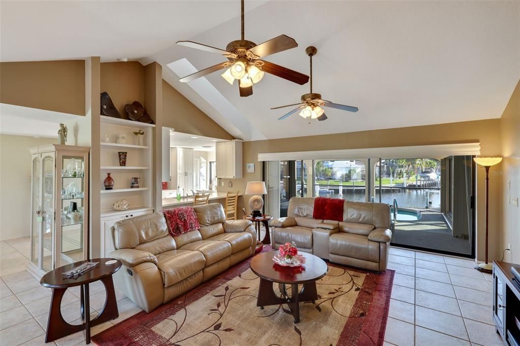 Под контрактом: $700,000 (3 спален, 3 ванн, 2059 Квадратных фут)