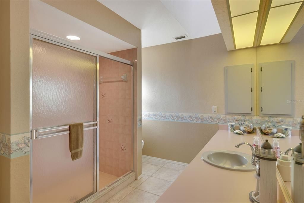 Под контрактом: $700,000 (3 спален, 3 ванн, 2059 Квадратных фут)