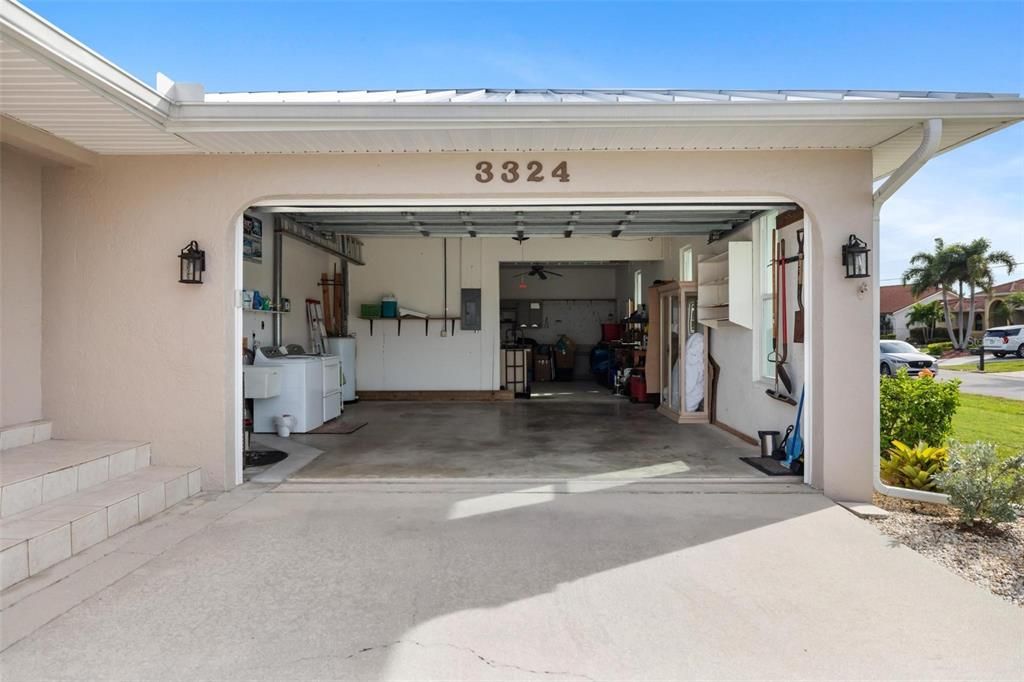 Под контрактом: $700,000 (3 спален, 3 ванн, 2059 Квадратных фут)