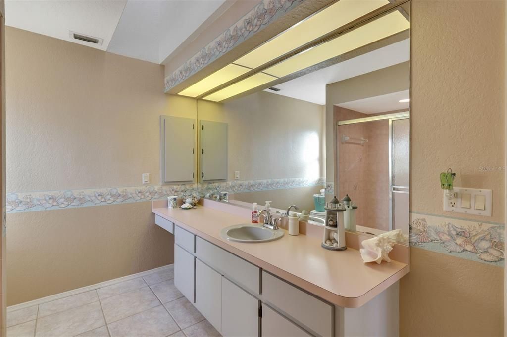 Под контрактом: $700,000 (3 спален, 3 ванн, 2059 Квадратных фут)