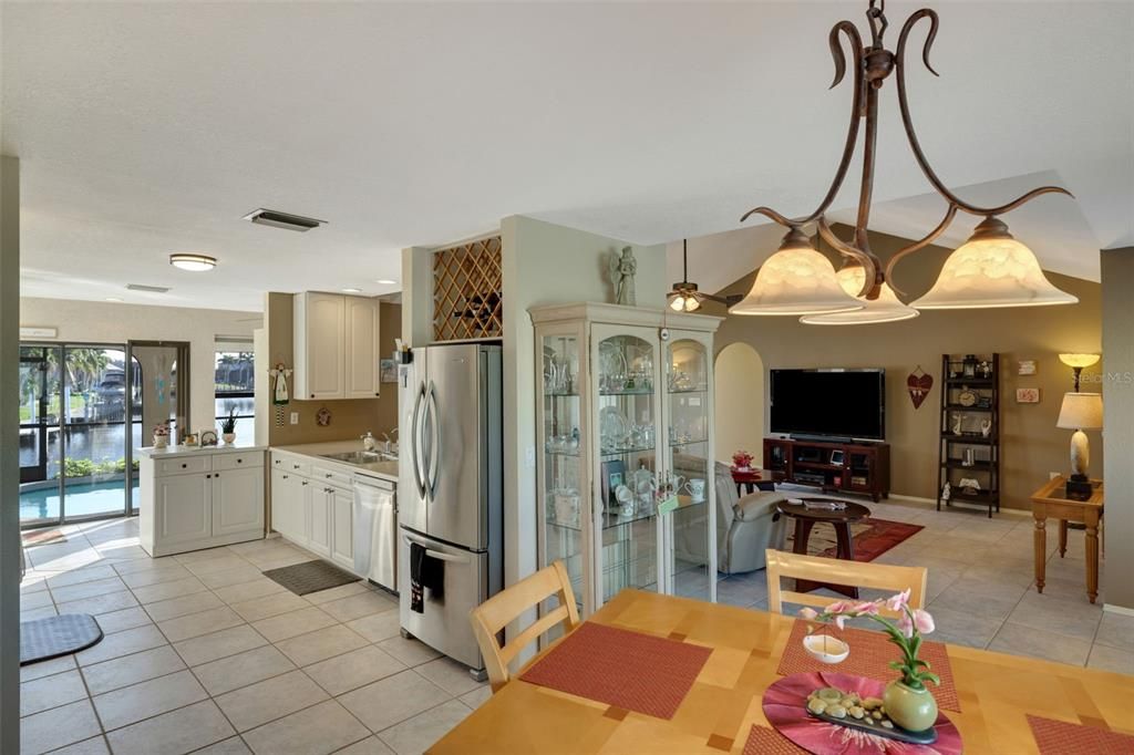 Под контрактом: $700,000 (3 спален, 3 ванн, 2059 Квадратных фут)