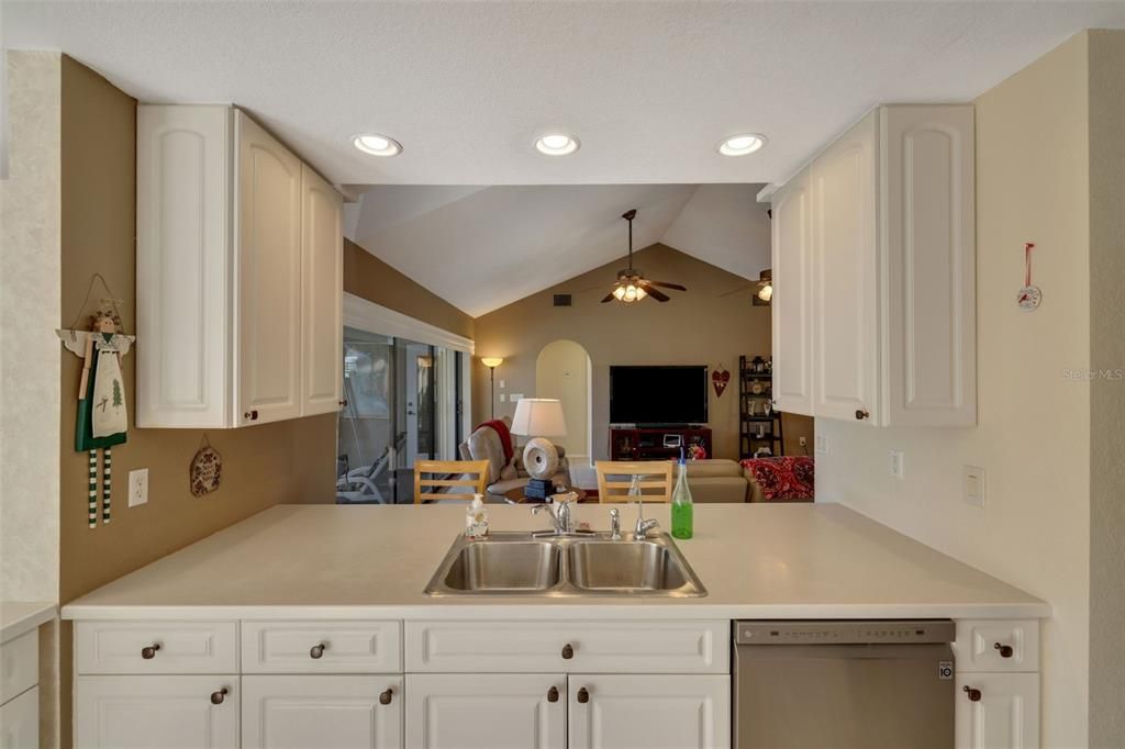 Под контрактом: $700,000 (3 спален, 3 ванн, 2059 Квадратных фут)