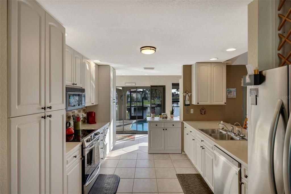 Под контрактом: $700,000 (3 спален, 3 ванн, 2059 Квадратных фут)